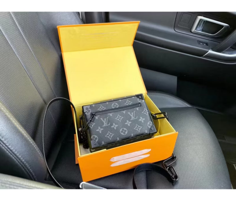 Louis Vuitton Mini Maletero Suave
Monograma Eclipse Negro